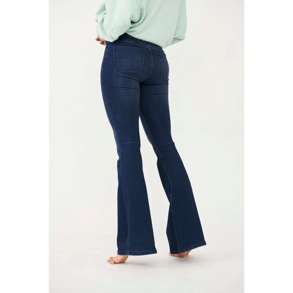 FREE PEOPLE We the Free Gummy Pull-On Flare Leg Jeans in Wash Rich Blue US 28 - Picture 2 of 8